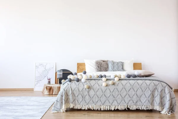 Bed met katoenen ballen — Stockfoto