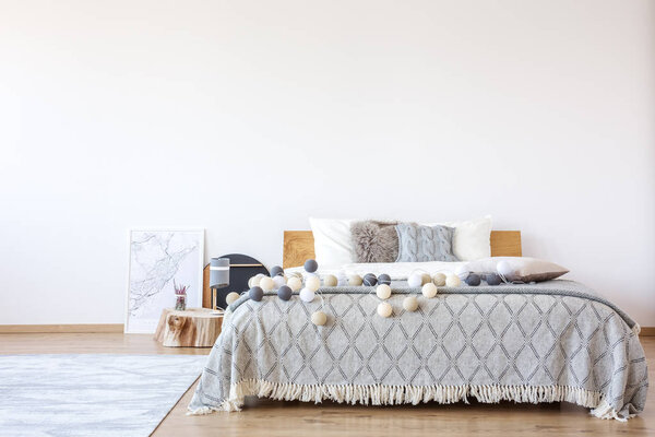 Кровать с ватными шариками
