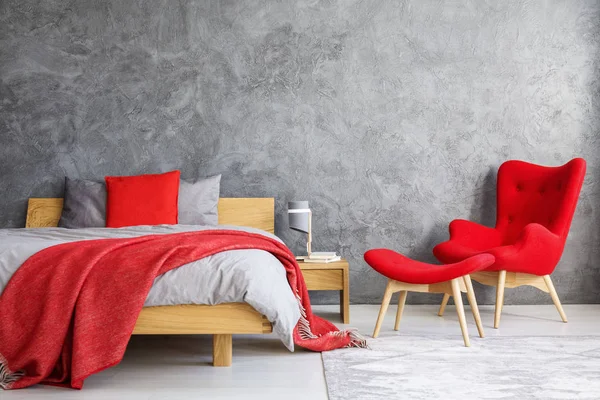 Sillón rojo en el dormitorio — Foto de Stock