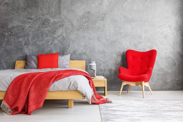 Sillón rojo junto a la cama — Foto de Stock