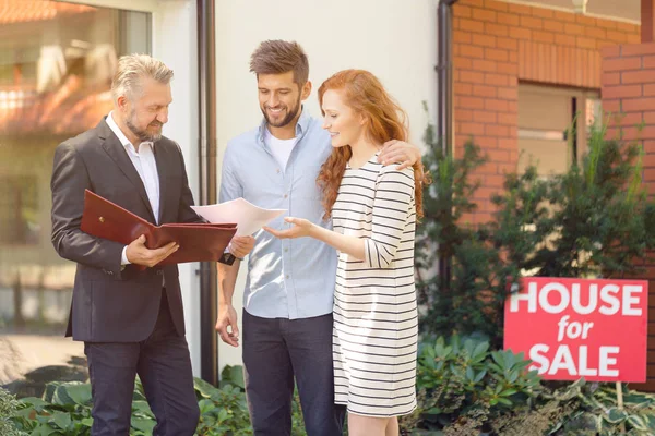 Wohnungsverkäufer legt Kaufbedingungen vor — Stockfoto