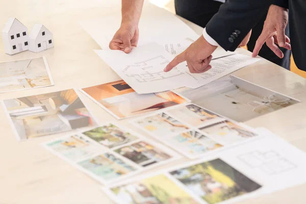 Vastgoed adviseur aanbiedingen presenteren — Stockfoto