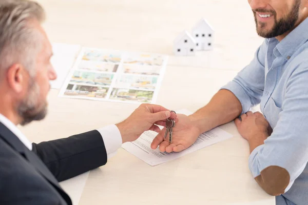 New flat owner taking keys — Stock Photo, Image