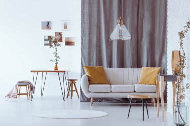 Kanepe sarı yastıkları ile