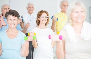 Mutlu üst düzey sporcu dumbbells ile