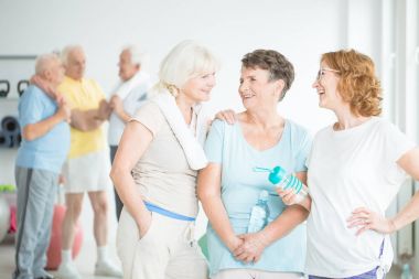 gülümseyen kıdemli kadınlar