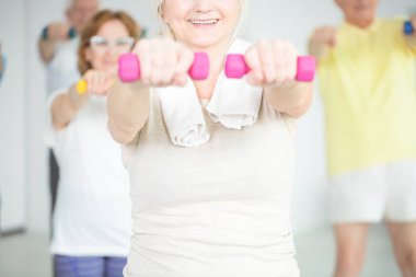 Gülümseyen kişi çalışma dışarı