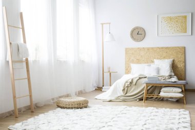 Modern saatin üzerine yatak