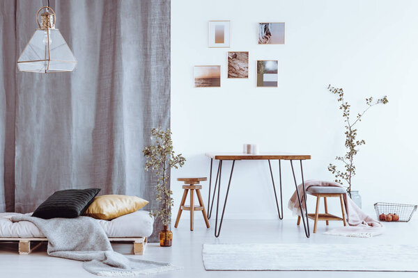 Столовая с серой кроватью
