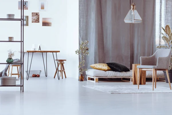 Geräumiges graues Zimmer mit Stuhl — Stockfoto