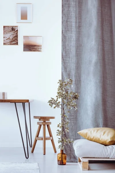 Серый столовая со стулом — стоковое фото