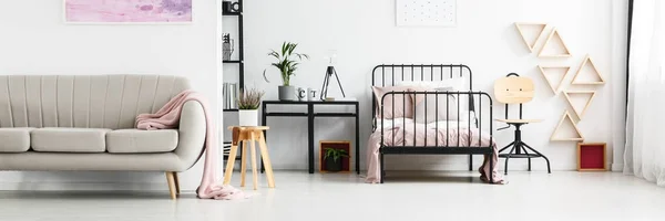 Heldere witte kinderkamer — Stockfoto