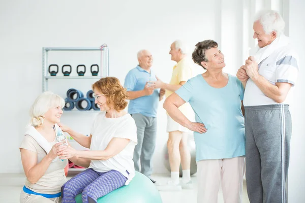 Amigos mayores atléticos en el gimnasio —  Fotos de Stock