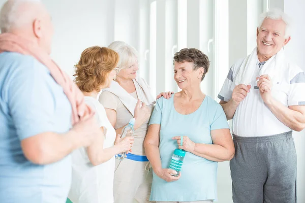 Grupp aktiv senior människor — Stockfoto