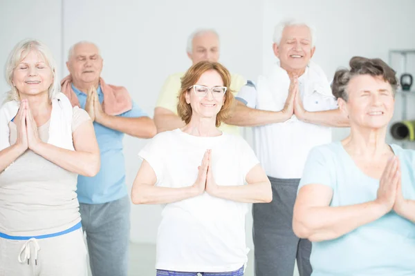 Grupa starszych ludzi medytacji — Zdjęcie stockowe