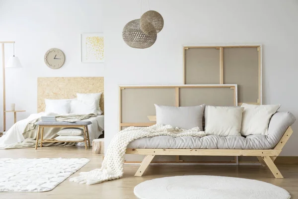 Łóżko i kanapa w pokoju — Zdjęcie stockowe