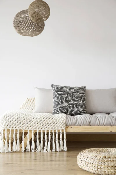 Bright hálószoba fából készült ágy — Stock Fotó