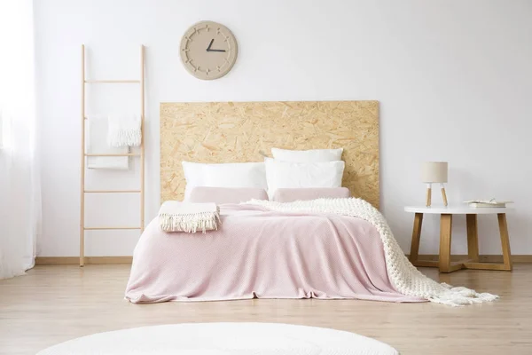 Seprai merah muda di tempat tidur ukuran raja — Stok Foto