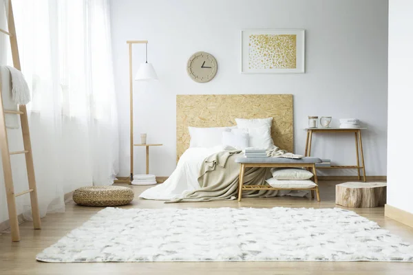 Bright carpet in spacious bedroom — Stock Photo, Image