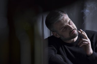 Üzgün orta yaşlı adam Sigara İçilmeyen