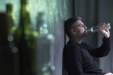 Siyah içme alkol giyen adam