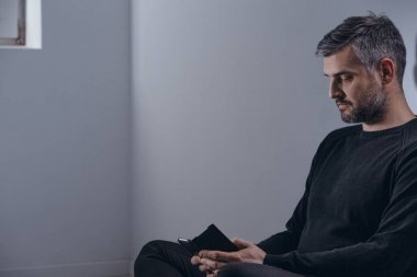 Adam köşede telefon ile