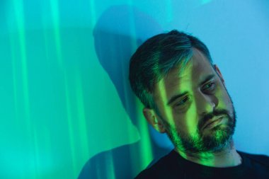 Işıkları ile odadaki adam