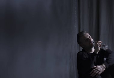 Üzgün adam boğulma acılarını