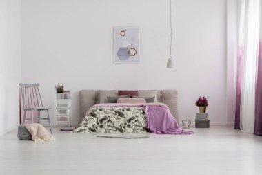 Parlak yatak odasında posteri