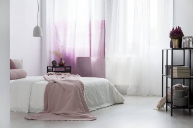 Parlak pembe yatak odasında bitki