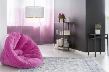 Zarif odasında pembe kabarık