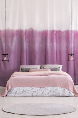 Pembe battaniye ile kral yatak