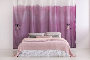 Parlak pembe yatak odası