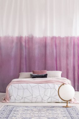 Beyaz ve pembe yatak odası