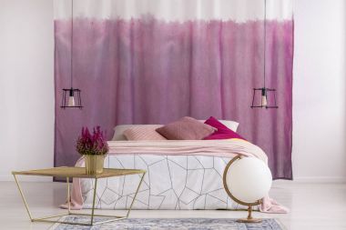 Pembe yatak odasında altın tablo