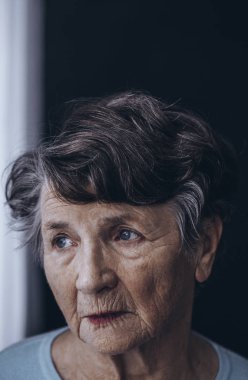 Eski büyük annemin yüz kırışıklıkları ile