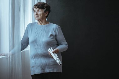 Katlanmış beyaz baston kadınla