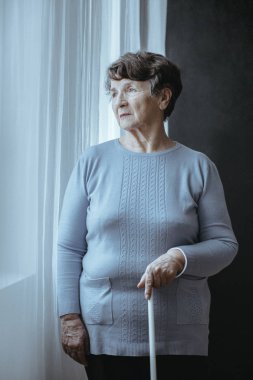 Baston ile kör yalnız kadın