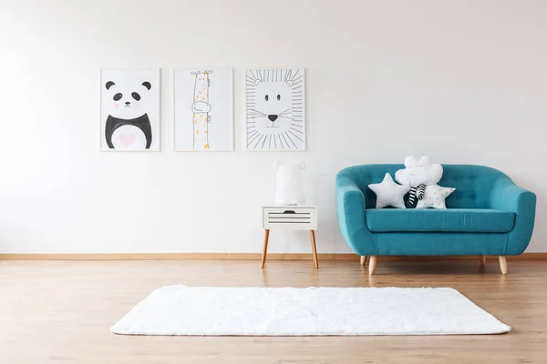 Sofa Aquamarine di kamar anak-anak — Stok Foto