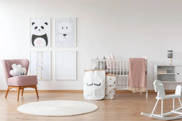 Roze fauteuil in kinderkamer — Stockfoto