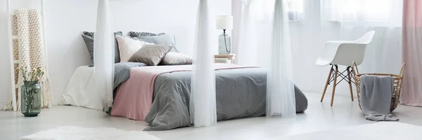 Schlafzimmer mit Baldachin über Bett — Stockfoto