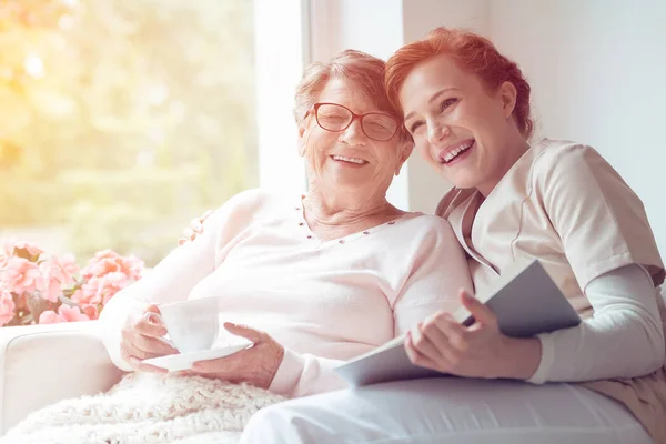 Догляд і старша жінка сміється — стокове фото