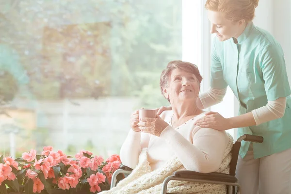 Lachende senior vrouw in rolstoel — Stockfoto