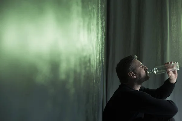 Alcoholische tijdens herval — Stockfoto