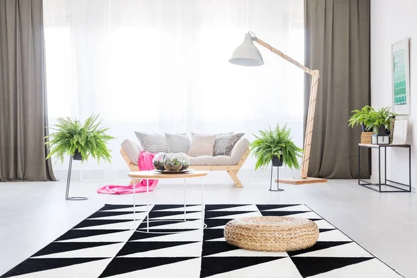 Pembe battaniye koltukta yalan