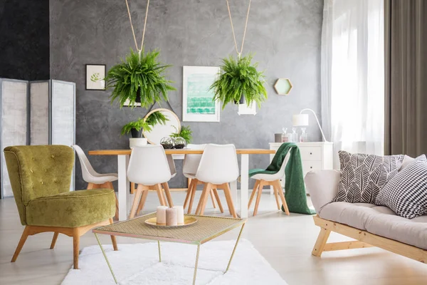 Chaise chic confortable à l'intérieur de la maison — Photo