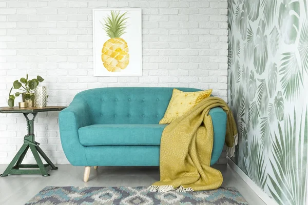 Sala de estar com cartaz de abacaxi — Fotografia de Stock