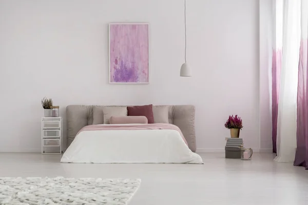 Rózsaszín festése, tágas hálószoba — Stock Fotó