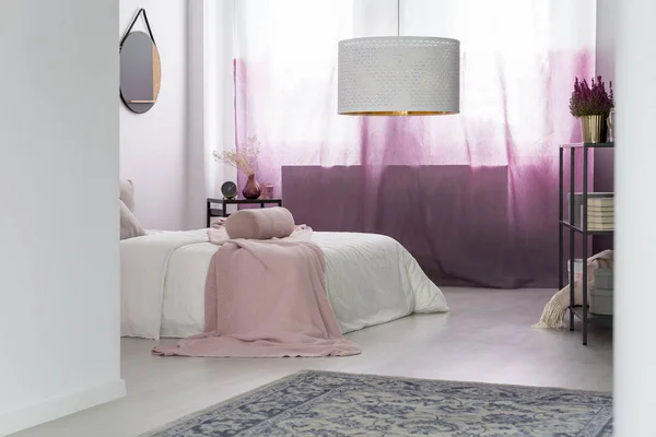 Белая лампа в розовой спальне — стоковое фото