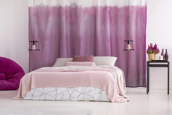 Manželská postel s růžové povlečení — Stock fotografie